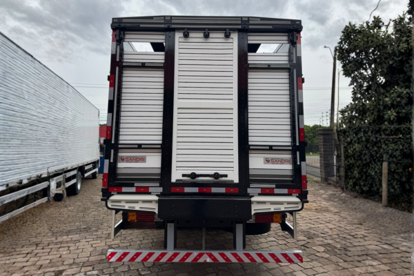 mercedes benz accelo 915