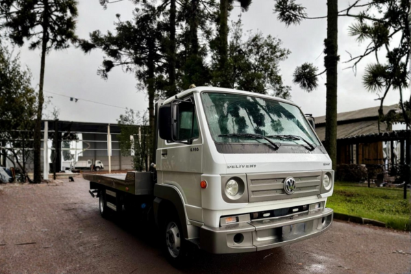 VW 8.160 Ano 2013 com Plataforma e Asa Delta Baixa KM